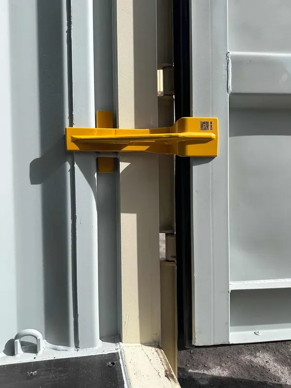The brace's jaw fitted flush against the container door